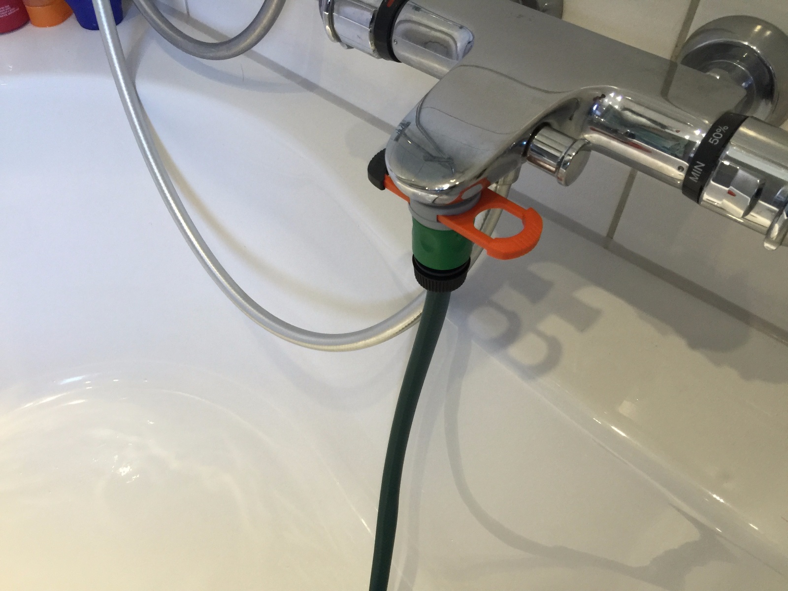 Wasserwechsel leicht gemacht, mit dem Gardena „Indoor-Wasserhähne Adapter“.